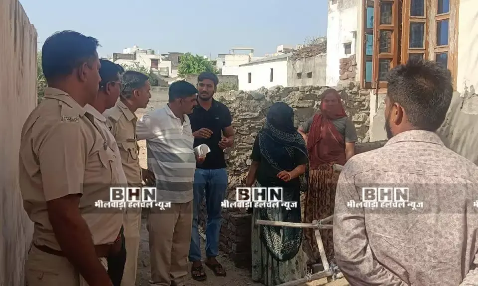 पुर में सरकारी जमीन पर अतिक्रमण कर बनाया शौचालय हटवाया पुर में सरकारी जमीन पर अतिक्रमण कर बनाया शौचालय हटवाया
