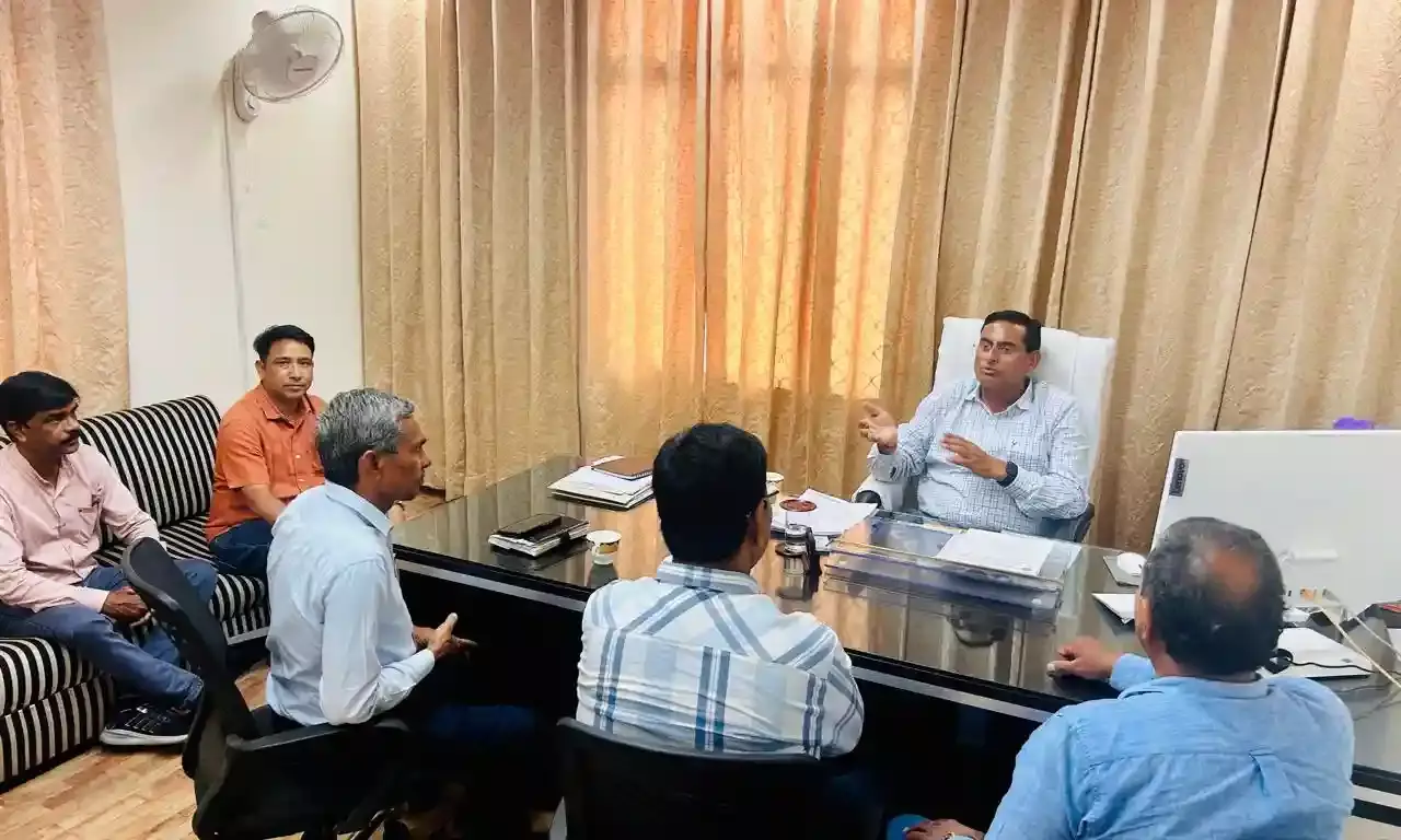 शिक्षक एप्प से छात्रों की उपस्थिति दर्ज करने के आदेश का किया विरोध शिक्षक एप्प से छात्रों की उपस्थिति दर्ज करने के आदेश का किया विरोध