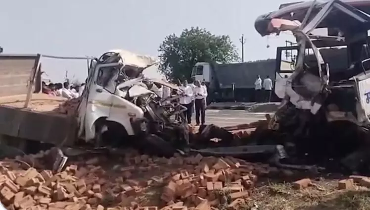 बुलढाणा में ट्रक और mp की बस में टक्कर से 3 लोगों की मौत; 20 घायल बुलढाणा में ट्रक और mp की बस में टक्कर से 3 लोगों की मौत; 20 घायल