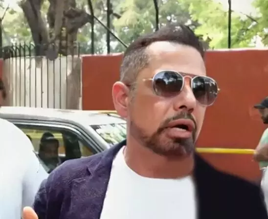 ED दफ्तर पहुंचे रॉबर्ट वाड्रा ED दफ्तर पहुंचे रॉबर्ट वाड्रा