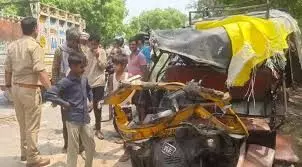 बस ऑटो में टक्कर, एक ही परिवार के 6 लोगों की गई जान ,8 की हालत गंभीर बस ऑटो में टक्कर, एक ही परिवार के 6 लोगों की गई जान ,8 की हालत गंभीर