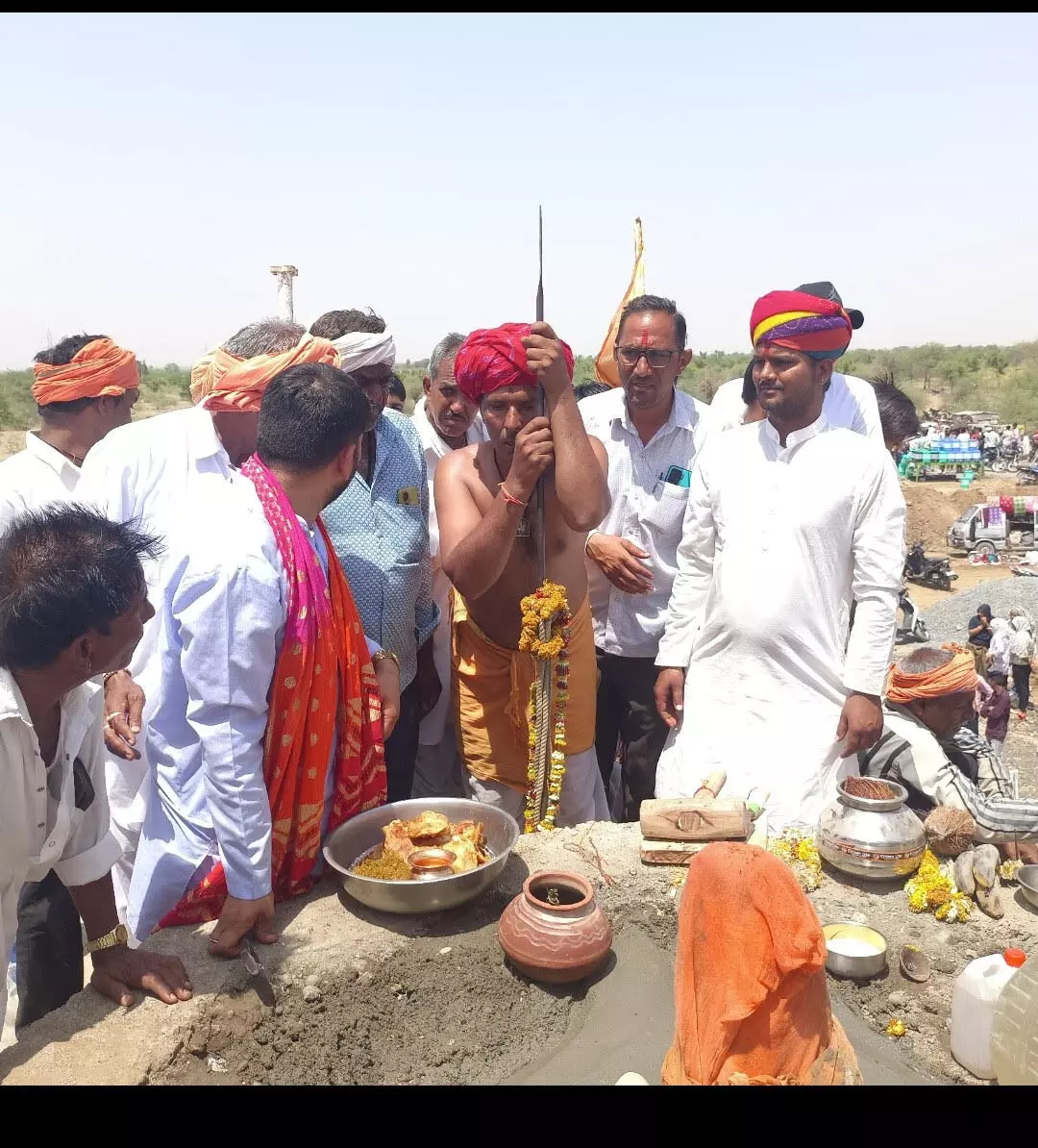 खुदाई में निकले त्रिदेव शिव मंदिर के प्रतिष्ठा महोत्सव में उमड़ा श्रद्धालुओं का सैलाब खुदाई में निकले त्रिदेव शिव मंदिर के प्रतिष्ठा महोत्सव में उमड़ा श्रद्धालुओं का सैलाब