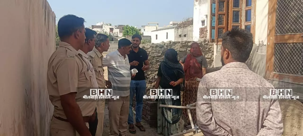 पुर में सरकारी जमीन पर अतिक्रमण कर बनाया शौचालय हटवाया पुर में सरकारी जमीन पर अतिक्रमण कर बनाया शौचालय हटवाया