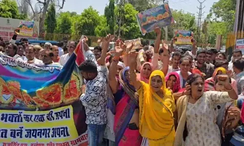 पंचायतों को लेकर ग्रामीणों का कलेक्ट्रेट पर प्रदर्शन, नारेबाजी की, सौंपा ज्ञापन