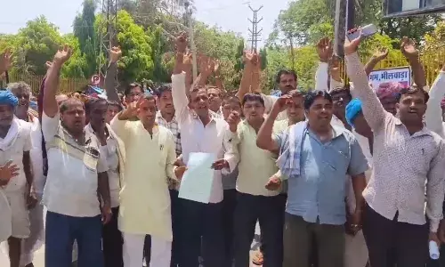 पंचायतों को लेकर ग्रामीणों का कलेक्ट्रेट पर प्रदर्शन, नारेबाजी की, सौंपा ज्ञापन