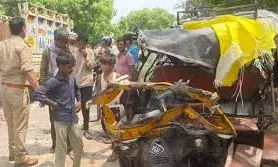 बस  ऑटो में टक्कर, एक ही परिवार के 6 लोगों की गई जान ,8 की हालत गंभीर