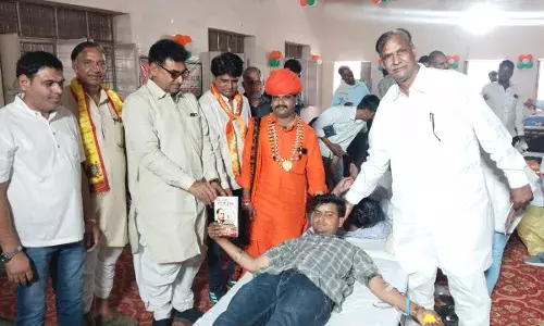 एक हाथ में थामा संविधान दूसरी ओर किया रक्तदान एक हाथ में थामा संविधान दूसरी ओर किया रक्तदान