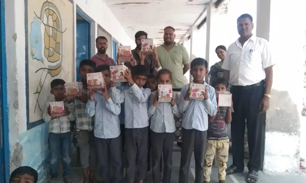 पार्षद द्वारा विद्यालय में छात्र छात्रों को लंच बॉक्स वितरित पार्षद द्वारा विद्यालय में छात्र छात्रों को लंच बॉक्स वितरित