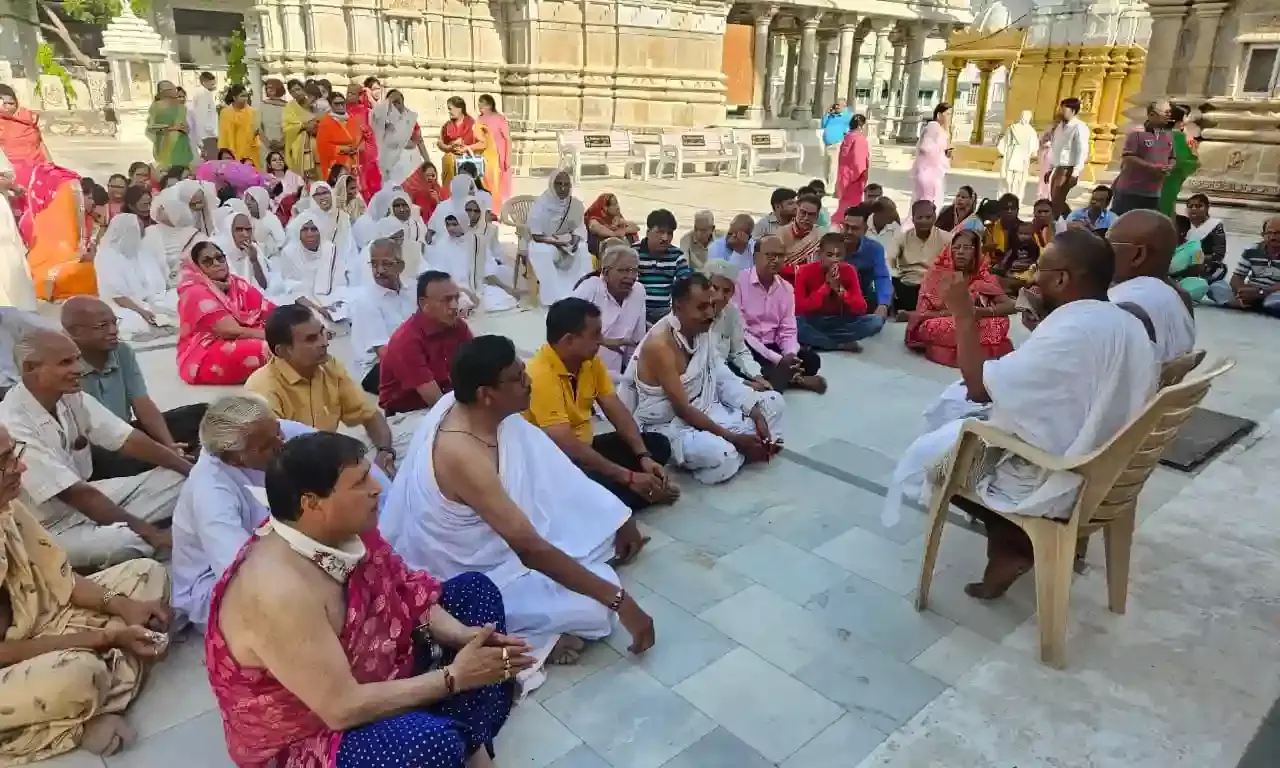धन, स्वजन व शरीर पर किया गया विश्वास आखिर में विश्वास पर खरा नहीं उतरता : आचार्य धन, स्वजन व शरीर पर किया गया विश्वास आखिर में विश्वास पर खरा नहीं उतरता : आचार्य