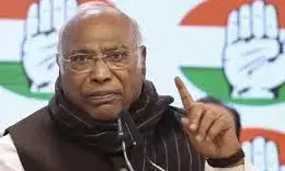 नेशनल हेराल्ड पर गरमाई सियासत, खरगे बोले – जो गलत नहीं, उसे गलत साबित किया जा रहा है नेशनल हेराल्ड पर गरमाई सियासत, खरगे बोले – जो गलत नहीं, उसे गलत साबित किया जा रहा है
