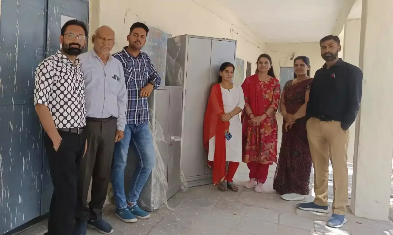 दानदाताओं ने विद्यालय को भेट की ऑफिस अलमारियां दानदाताओं ने विद्यालय को भेट की ऑफिस अलमारियां