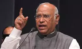खरगे ने भाजपा पर सत्ता हथियाने की कोशिश का लगाया आरोप खरगे ने भाजपा पर सत्ता हथियाने की कोशिश का लगाया आरोप