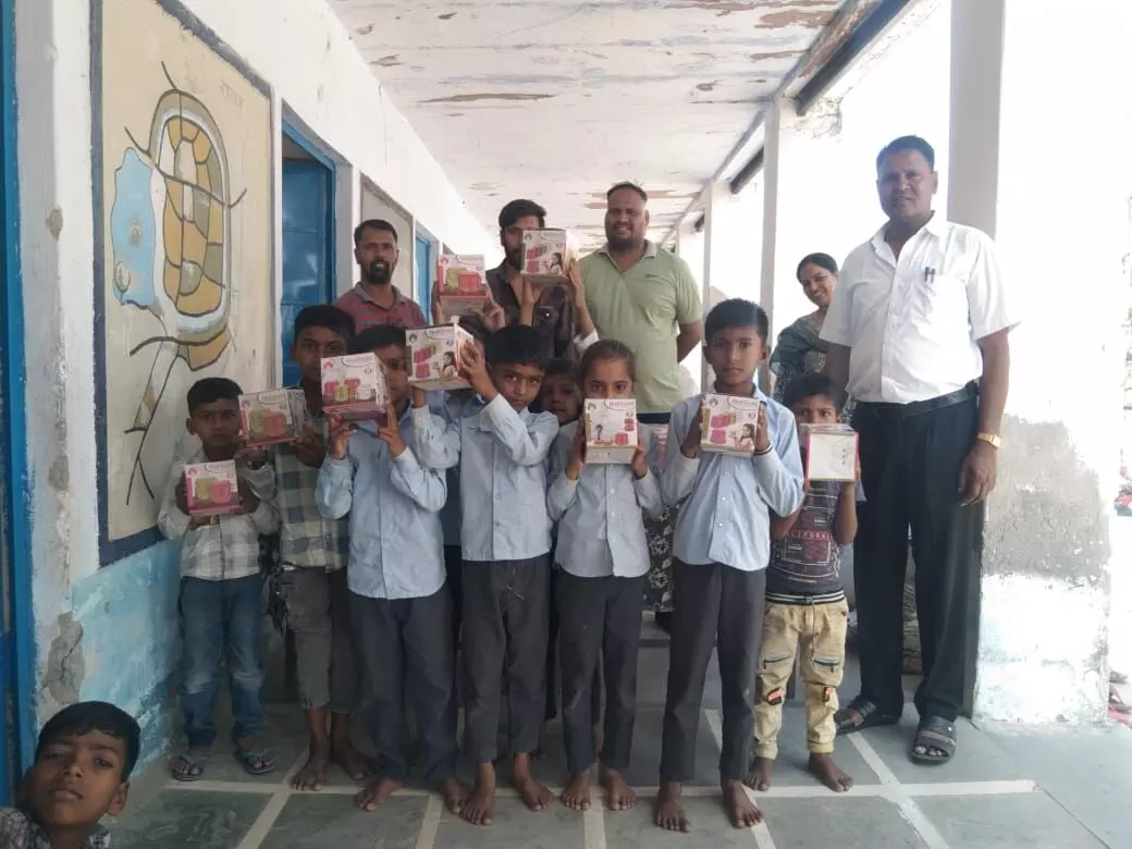 पार्षद द्वारा विद्यालय में छात्र छात्रों को लंच बॉक्स वितरित पार्षद द्वारा विद्यालय में छात्र छात्रों को लंच बॉक्स वितरित