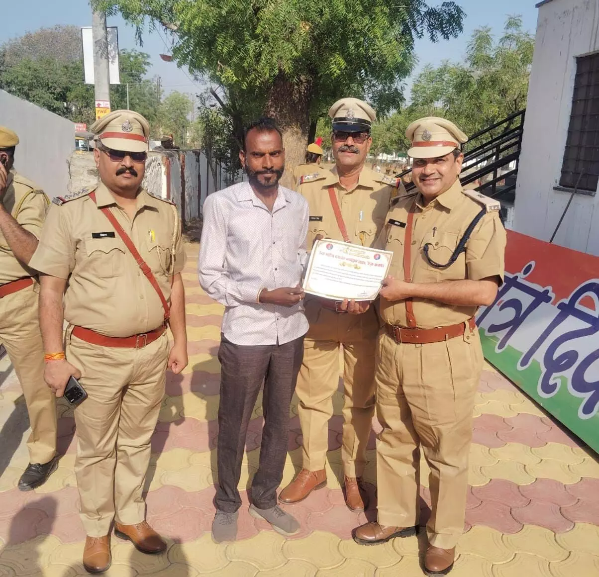 पुलिस स्थापना दिवस पर मिट्ठू लाल को किया सम्मानित पुलिस स्थापना दिवस पर मिट्ठू लाल को किया सम्मानित