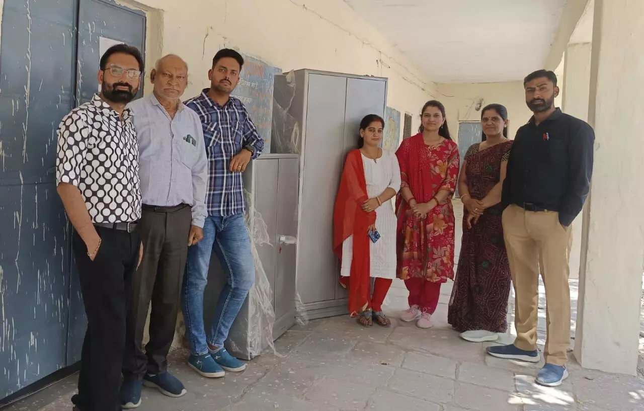 दानदाताओं ने विद्यालय को भेट की ऑफिस अलमारियां दानदाताओं ने विद्यालय को भेट की ऑफिस अलमारियां
