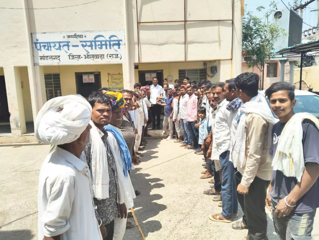 भारेण्डा ग्राम पंचायत में शामिल करने के विरोध में ग्रामीणों ने विधायक एवं एसडीएम व प्रधान को सौंपा ज्ञापन भारेण्डा ग्राम पंचायत में शामिल करने के विरोध में ग्रामीणों ने विधायक एवं एसडीएम व प्रधान को सौंपा ज्ञापन