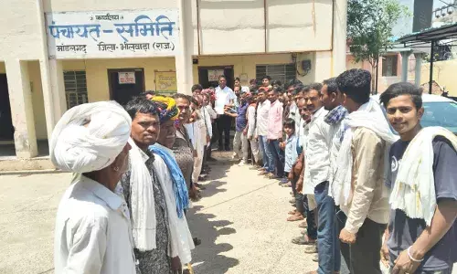 भारेण्डा ग्राम पंचायत में शामिल करने के विरोध में ग्रामीणों ने विधायक एवं एसडीएम व प्रधान को सौंपा ज्ञापन