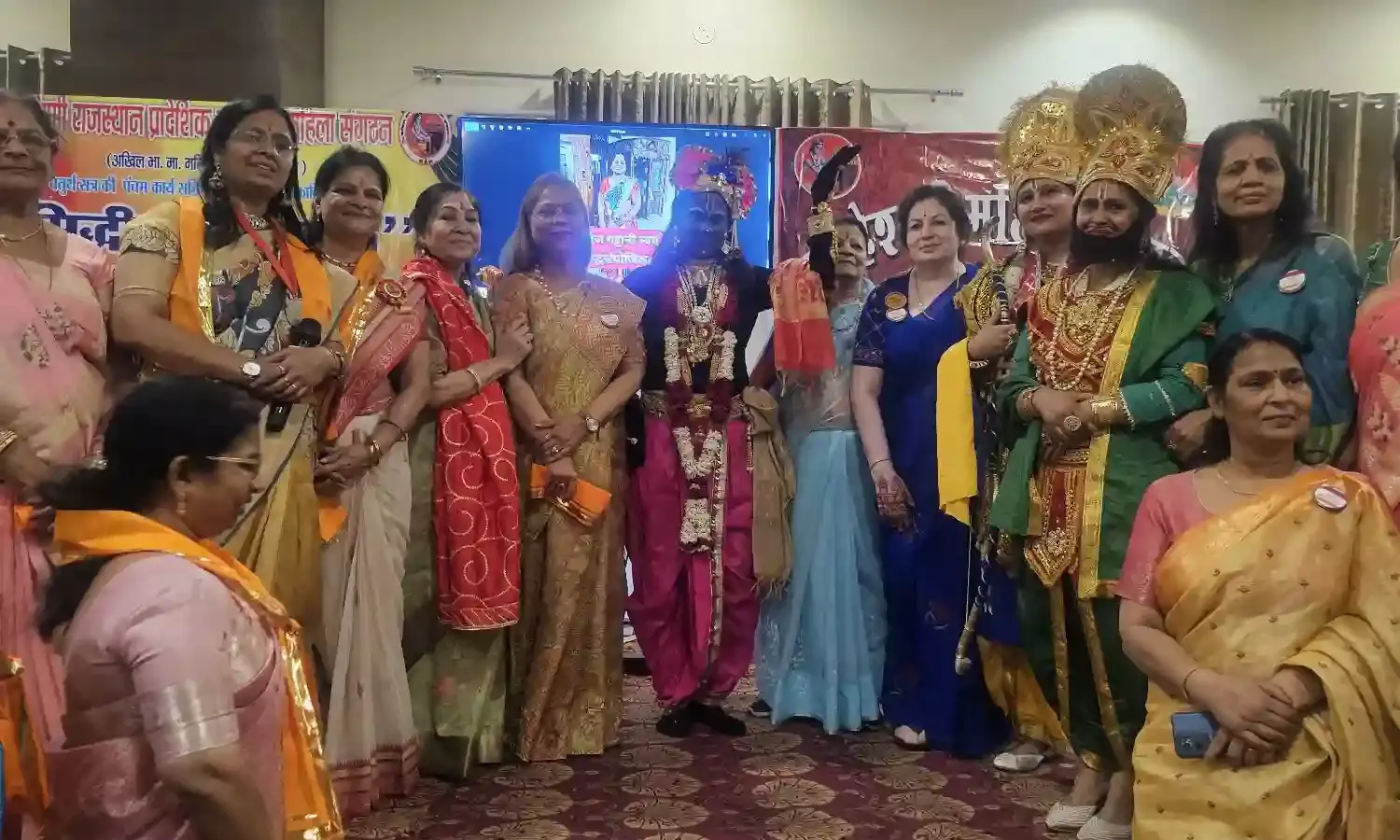 महिलाएं कर रही व्यावसायिक भूमिका और परंपरागत भूमिकाओं का बखूबी निर्वहन महिलाएं कर रही व्यावसायिक भूमिका और परंपरागत भूमिकाओं का बखूबी निर्वहन