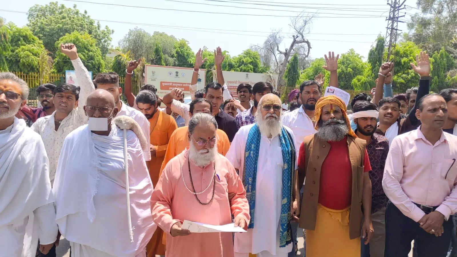 पशु मेलों के नाम पर हो रही गौवंश तस्करी को रोकने की मांग, सीएम के नाम डीएम को सौंपा ज्ञापन पशु मेलों के नाम पर हो रही गौवंश तस्करी को रोकने की मांग, सीएम के नाम डीएम को सौंपा ज्ञापन