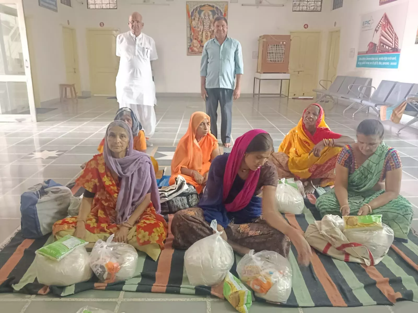 20 जरूरतमंदों को भोजन के कीट बांटे 20 जरूरतमंदों को भोजन के कीट बांटे