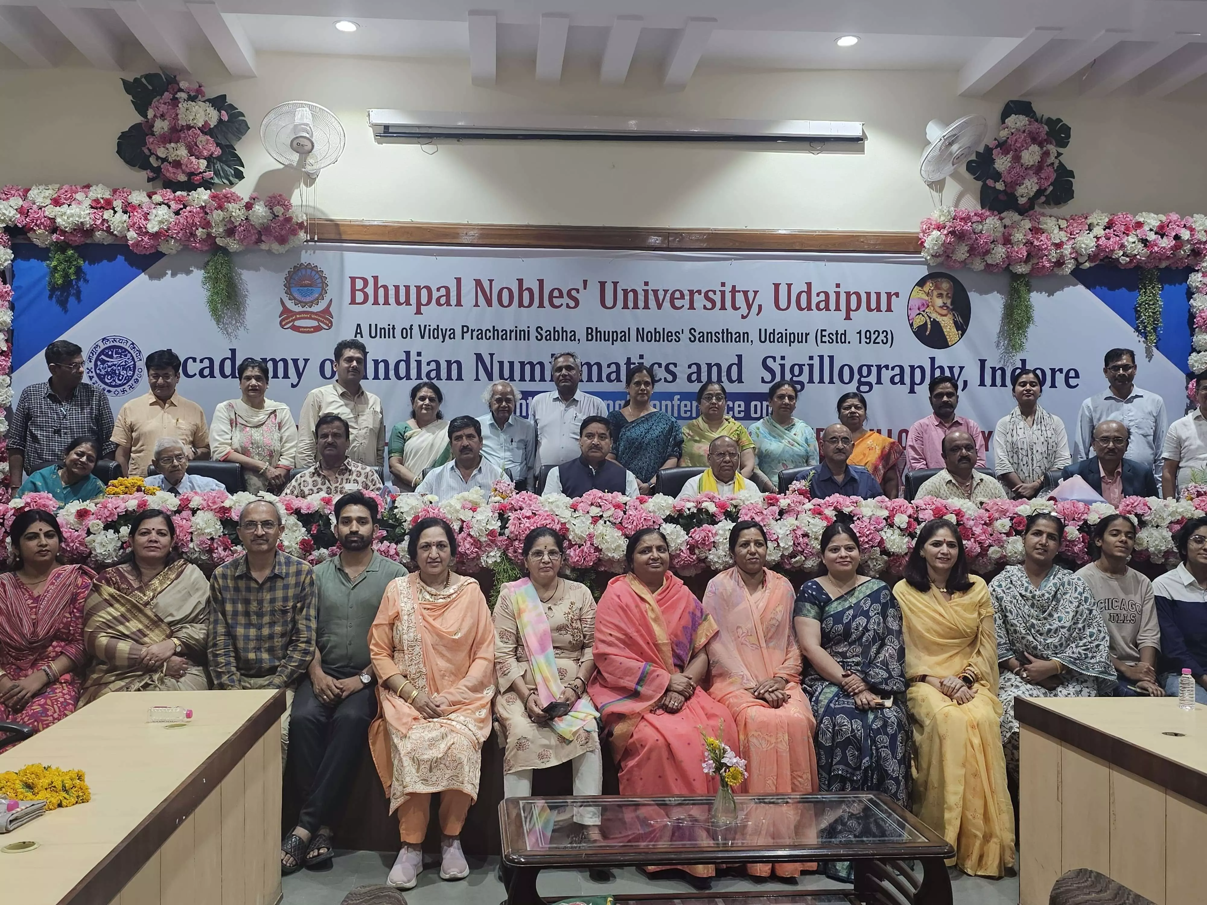 छोटी-छोटी मुद्राओं में छिपा है इतिहास का रहस्य- चुन्नीलाल गरासिया छोटी-छोटी मुद्राओं में छिपा है इतिहास का रहस्य- चुन्नीलाल गरासिया