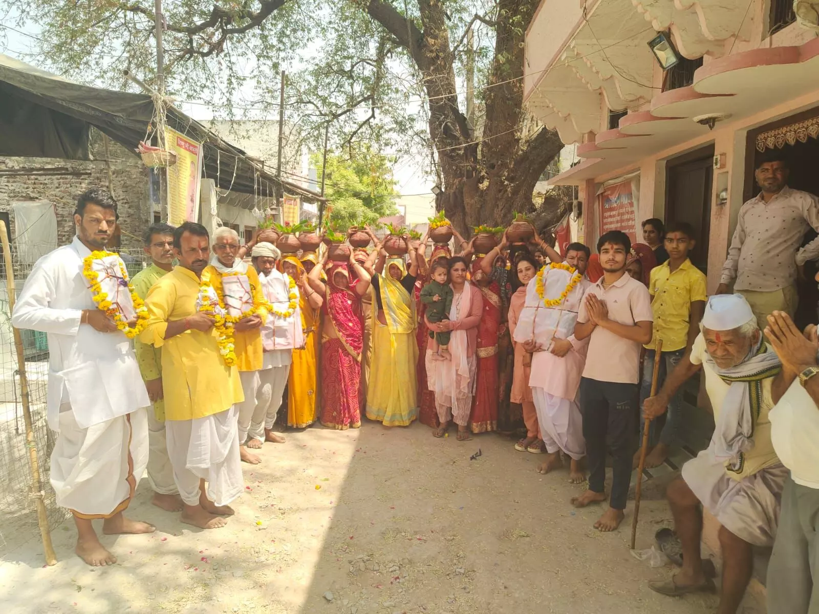 11 जल कलशों की शोभायात्रा निकाली 11 जल कलशों की शोभायात्रा निकाली