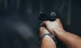 युवती ने दोस्ती के लिए मना किया तो युवक ने चलाई गोली