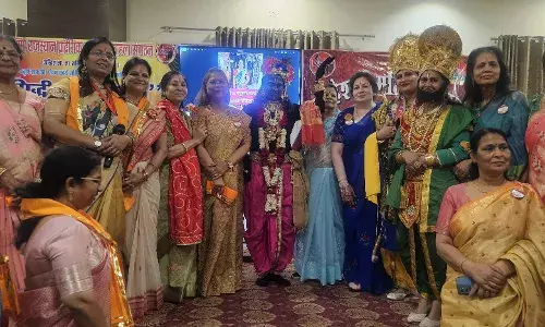 महिलाएं कर रही व्यावसायिक भूमिका और परंपरागत भूमिकाओं का बखूबी निर्वहन महिलाएं कर रही व्यावसायिक भूमिका और परंपरागत भूमिकाओं का बखूबी निर्वहन