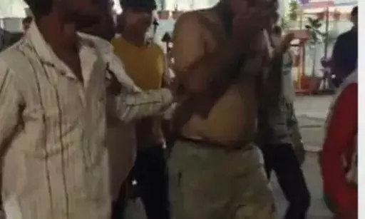,भीड़ ने दुकानदार को नंगा कर पीटा