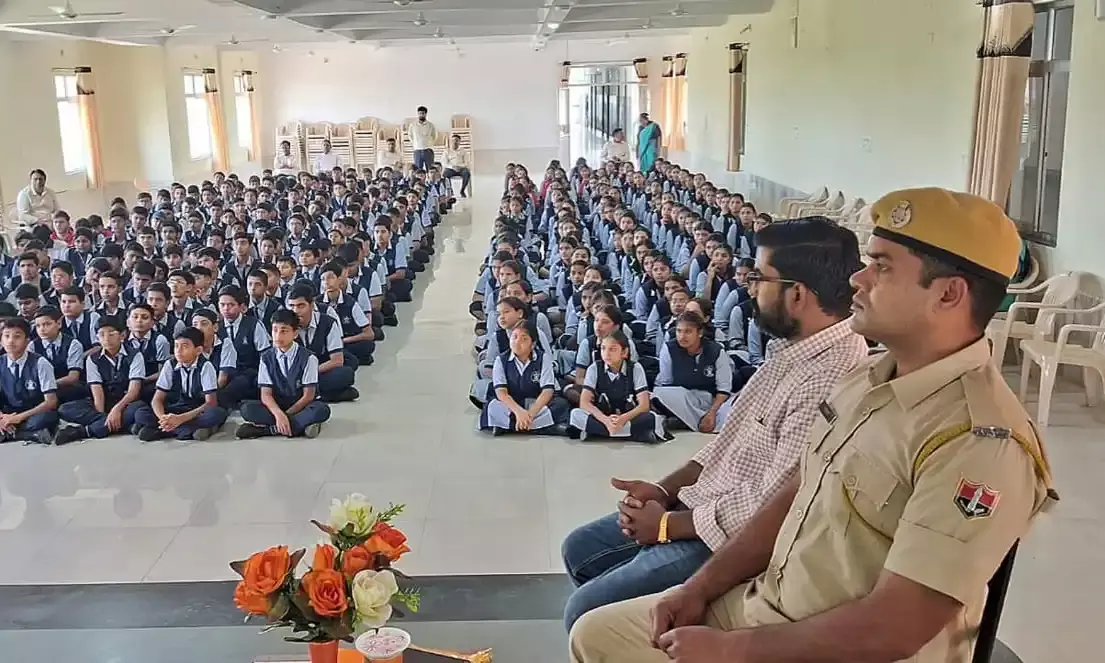सतर्कता और जागरूकता ही साइबर ठगी से बचाव सतर्कता और जागरूकता ही साइबर ठगी से बचाव