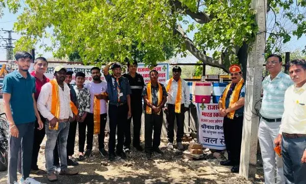 भीषण गर्मी में उदय ओपन रोवर क्रू के रोवर्स ने लगायी ठंडे पानी की प्याऊ भीषण गर्मी में उदय ओपन रोवर क्रू के रोवर्स ने लगायी ठंडे पानी की प्याऊ