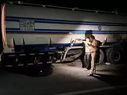 टैंकर में रिसाव के कारण 7 हजार लीटर पेट्रोल सड़क पर फैला,बड़ा हादसा टला टैंकर में रिसाव के कारण 7 हजार लीटर पेट्रोल सड़क पर फैला,बड़ा हादसा टला