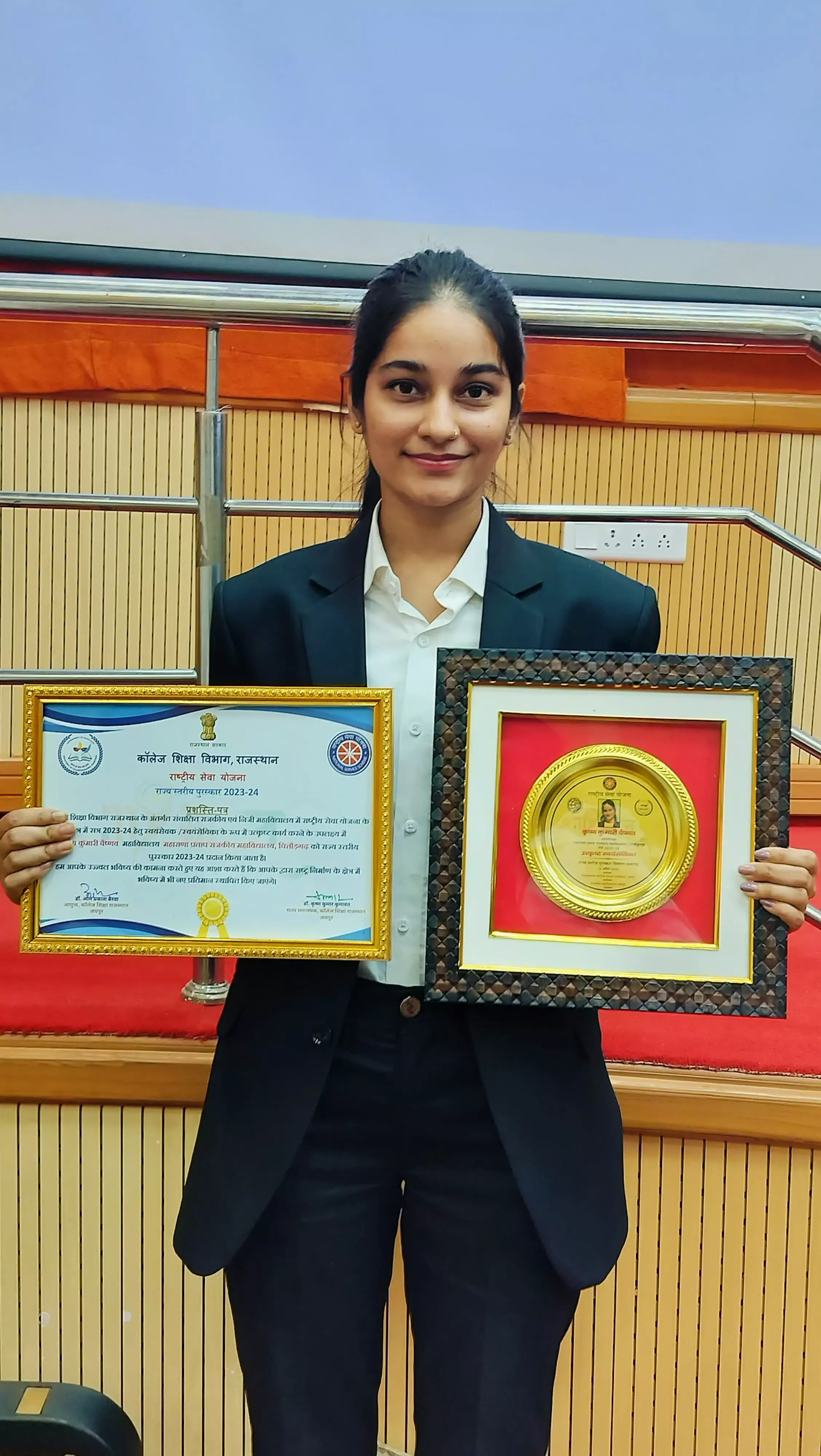 कृष्णा वैष्णव राज्यपाल द्वारा राज्य स्तरीय पुरस्कार से सम्मानित कृष्णा वैष्णव राज्यपाल द्वारा राज्य स्तरीय पुरस्कार से सम्मानित