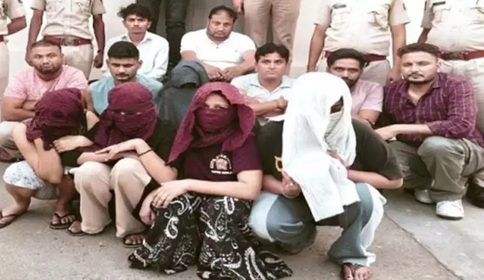 होटल पर पुलिस की रेड- देह व्यापार का भंडाफोड़, 5 युवतियां व 7 युवक गिरफ्तार होटल पर पुलिस की रेड- देह व्यापार का भंडाफोड़, 5 युवतियां व 7 युवक गिरफ्तार