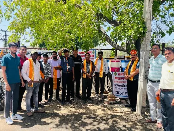 भीषण गर्मी में उदय ओपन रोवर क्रू के रोवर्स ने लगायी ठंडे पानी की प्याऊ भीषण गर्मी में उदय ओपन रोवर क्रू के रोवर्स ने लगायी ठंडे पानी की प्याऊ