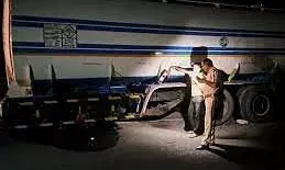 टैंकर में रिसाव के कारण 7 हजार लीटर पेट्रोल सड़क पर फैला,बड़ा हादसा टला