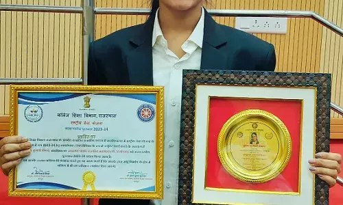 कृष्णा वैष्णव राज्यपाल द्वारा राज्य स्तरीय पुरस्कार से सम्मानित कृष्णा वैष्णव राज्यपाल द्वारा राज्य स्तरीय पुरस्कार से सम्मानित