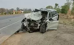 सड़क किनारे खड़े डंपर से टकराई कार, चार की मौत