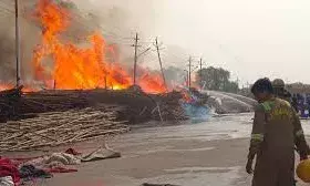 प्रयागराज में टेंट के गोदाम में लगी भीषण आग,मच गया हड़कंप