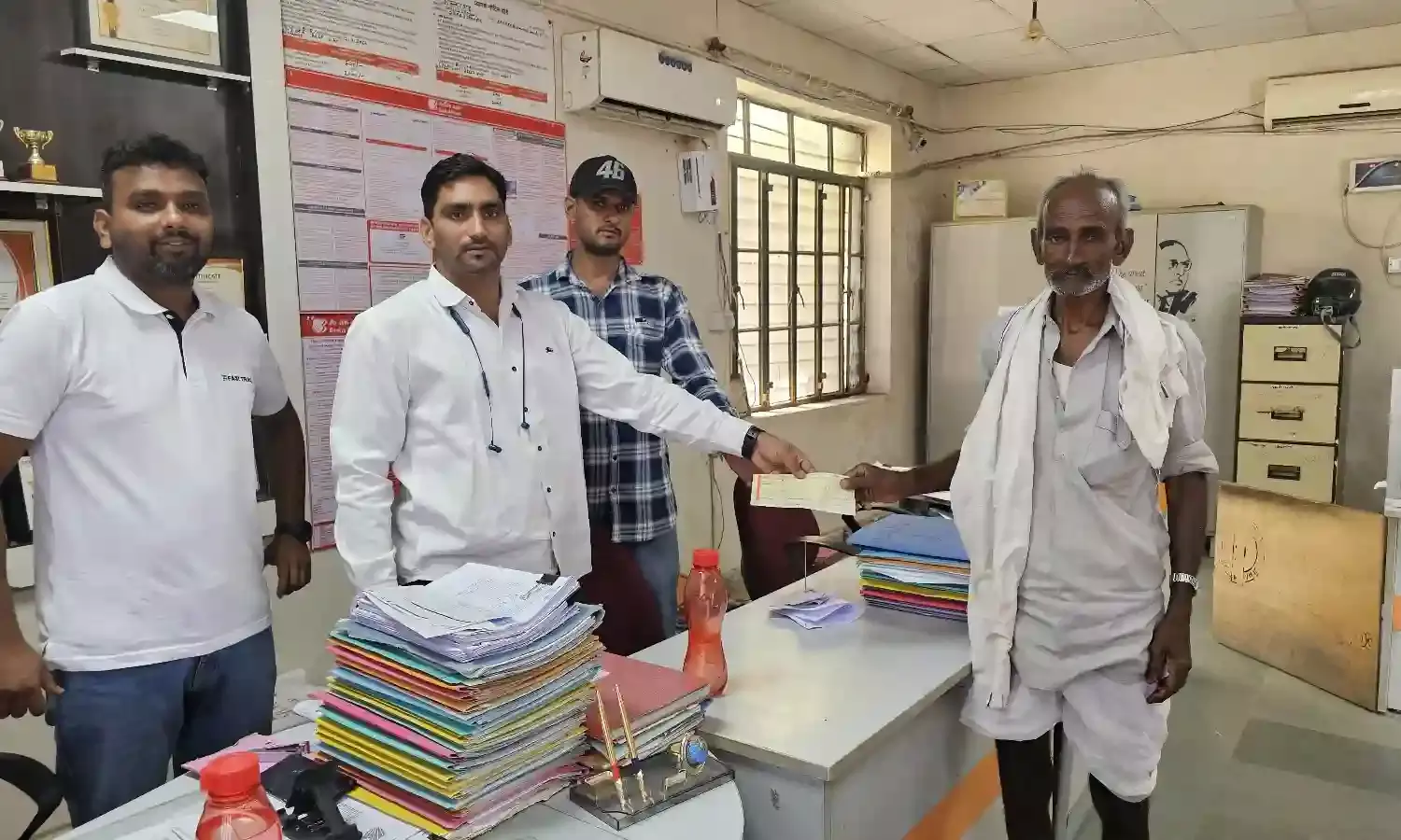 बैंक ऑफ बड़ौदा ने दी मृतक परिवारों को 6 लाख रूपए बीमा राशि पीड़ित परिजनों को मिली राहत