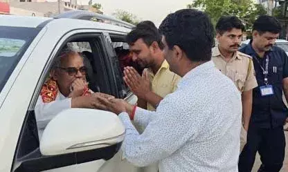 चित्तौड़गढ़ में भड़के मंत्री मदन दिलावर, अफसरों को लगाई फटकार, दो सरपंच सहित छह को निलंबित करने के निर्देश चित्तौड़गढ़ में भड़के मंत्री मदन दिलावर, अफसरों को लगाई फटकार, दो सरपंच सहित छह को निलंबित करने के निर्देश