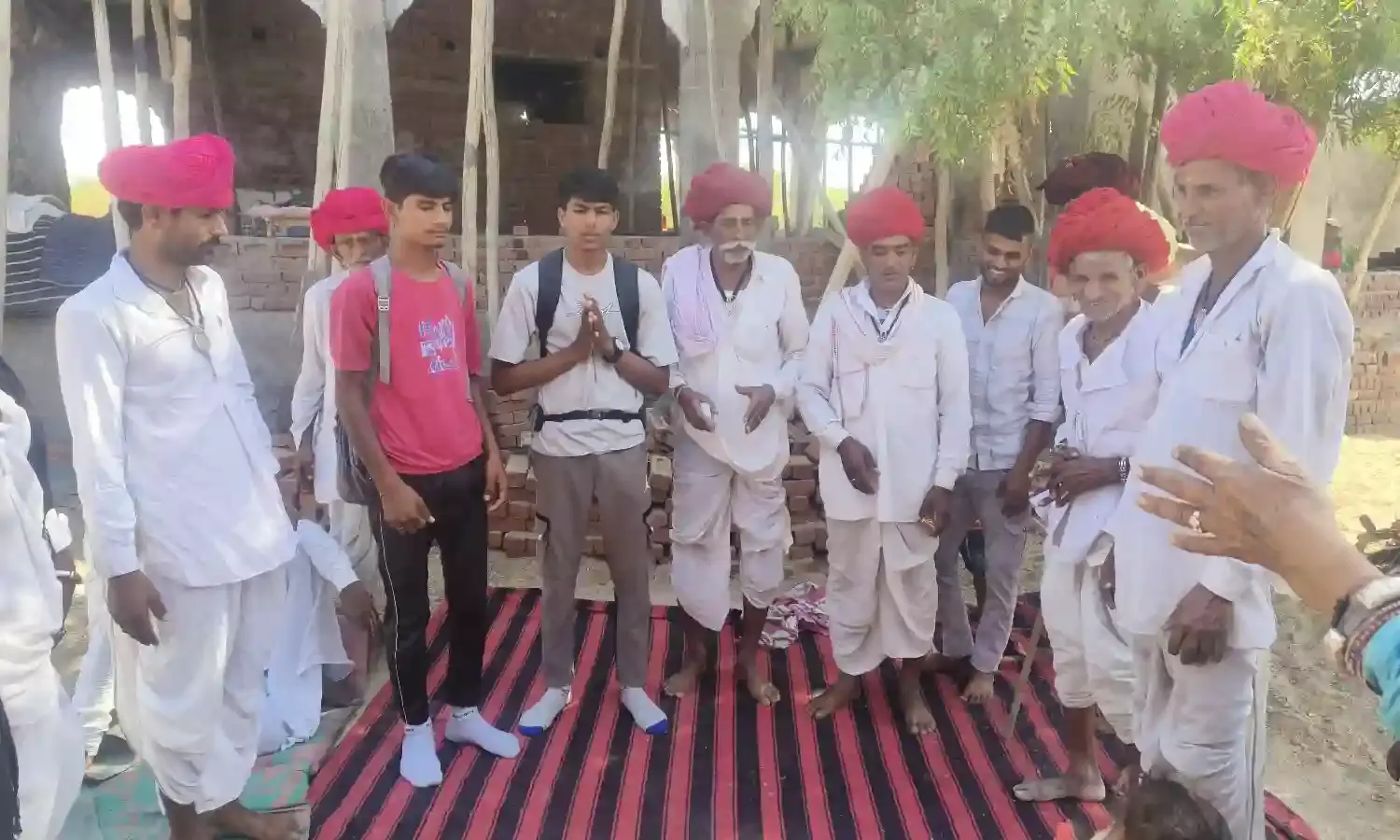 गौ माता को राष्ट्र माता घोषित करने की कामना को लेकर पैदल यात्रा पर निकले दोनो युवक