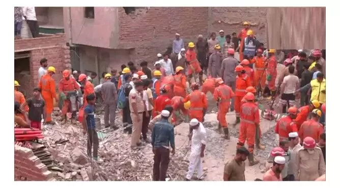 मकान ढहा, चार लोगों की मौत; कई लोगों के दबे होने की आशंका