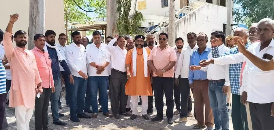 विश्व हिंदू परिषद एवं बजरंग दल ने की पश्चिम बंगाल में राष्ट्रपति शासन लागू करने की मांग विश्व हिंदू परिषद एवं बजरंग दल ने की पश्चिम बंगाल में राष्ट्रपति शासन लागू करने की मांग