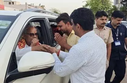 चित्तौड़गढ़ में भड़के मंत्री मदन दिलावर, अफसरों को लगाई फटकार, दो सरपंच सहित छह को निलंबित करने के निर्देश चित्तौड़गढ़ में भड़के मंत्री मदन दिलावर, अफसरों को लगाई फटकार, दो सरपंच सहित छह को निलंबित करने के निर्देश