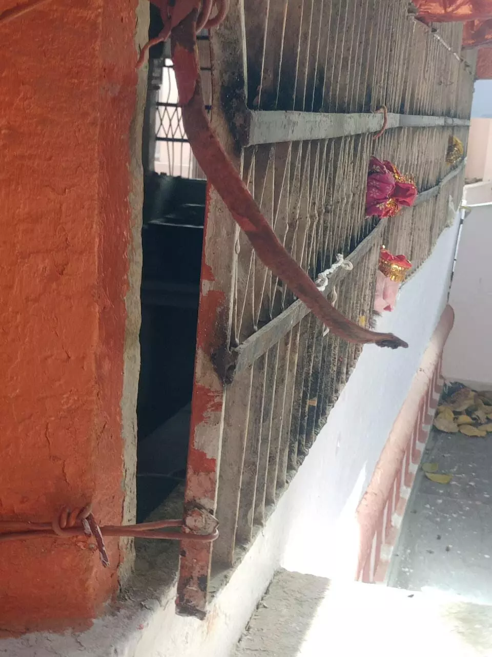 फिर धार्मिक आस्था के मंदिरों के टूटे ताले,अज्ञात चोरों ने जमकर की पत्थर बाजी फिर धार्मिक आस्था के मंदिरों के टूटे ताले,अज्ञात चोरों ने जमकर की पत्थर बाजी