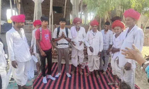 गौ माता को राष्ट्र माता घोषित करने की कामना को लेकर पैदल यात्रा पर निकले दोनो युवक