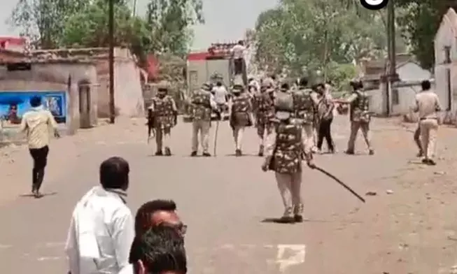 हिंदू युवती को ले गया मुस्लिम युवक, गुस्‍साई भीड़ ने घर व दुकानों में लगाई आग, विधायक, एसपी भी घायल