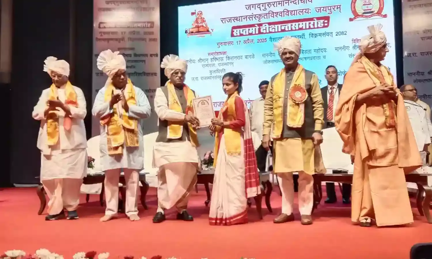 शर्मा को किया गोल्ड मेडल से सम्मानित शर्मा को किया गोल्ड मेडल से सम्मानित