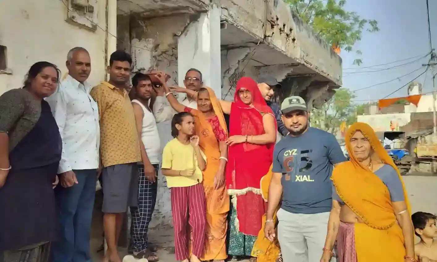 रायपुर में पक्षियों के लिए घर के बाहर बांधे परिंडे रायपुर में पक्षियों के लिए घर के बाहर बांधे परिंडे